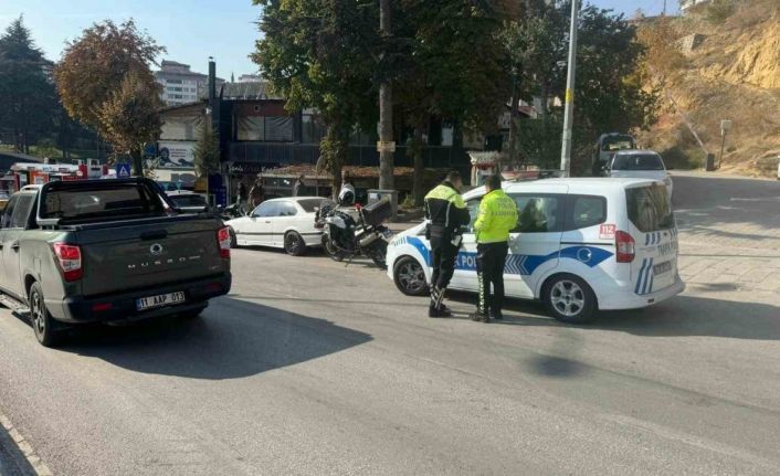 Bilecik’te seyir halinde kontrolden çıkan motosiklet devrilirken, sürücüsü yaralandı