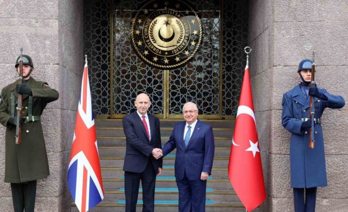 Birleşik Krallık Savunma Bakanı Healey TUSAŞ tesislerini ziyaret etti