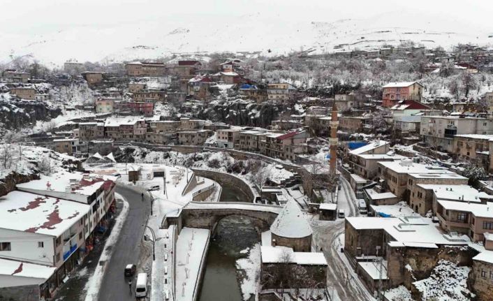 Bitlis’in tarihi mekanları karda kartpostallık görüntüler oluşturdu