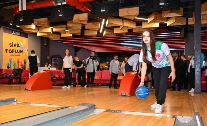 Bowlingde dereceye giren gençler ödüllendirildi