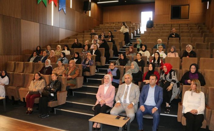 Bu seminerde, akran zorbalığı ve dijital bağımlılık tehlikesi anlatıldı