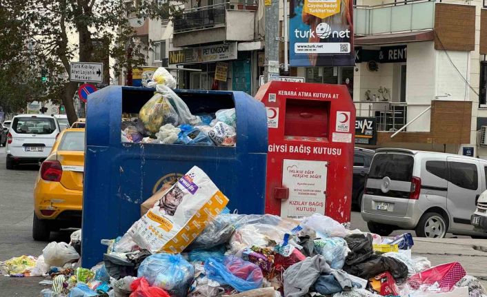 Buca’da belediye çalışanları iş bıraktı, ilçede çöp yığınları oluştu