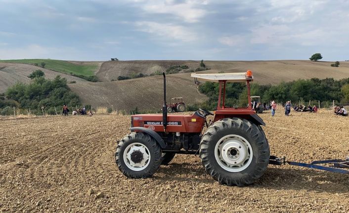 Buğday ekerken traktörün altında kalarak can verdi