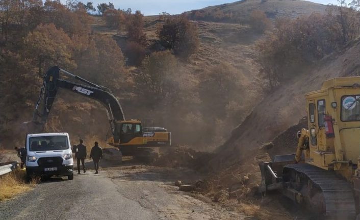 Bünyan’da yol çöktü