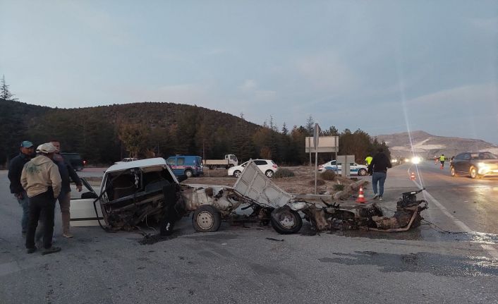 Burdur feci kaza: 6 kişi yaralandı, Tofaş otomobil ikiye bölündü