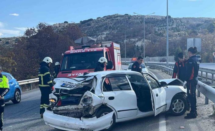 Burdur’da 3 aracın karıştığı zincirleme kazada 2 kişi yaralandı