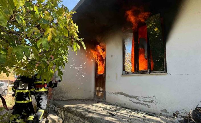 Burdur’da çıkan yangında ev alev alev yandı