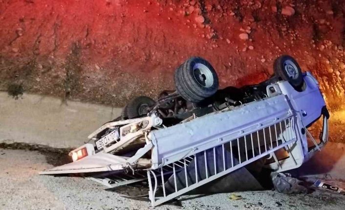 Burdur’da otomobilin arkadan çarptığı kamyonet devrildi: 1 yaralı