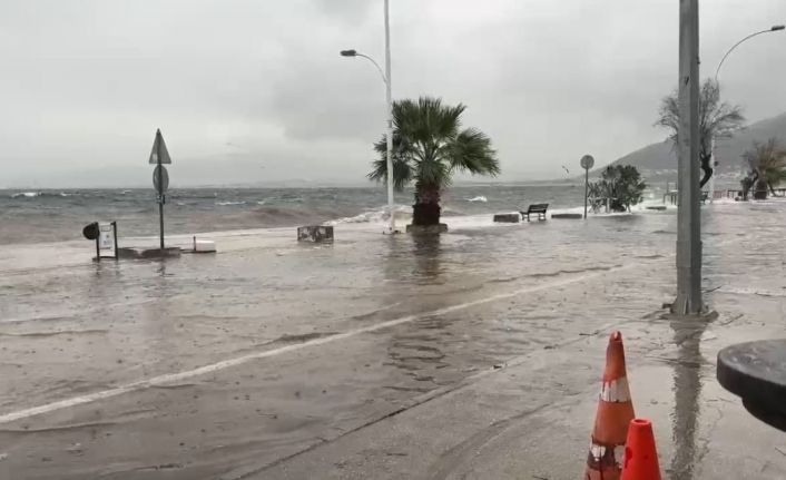 Bursa’da fırtına sahil kenarını vurdu, caddeler göle döndü