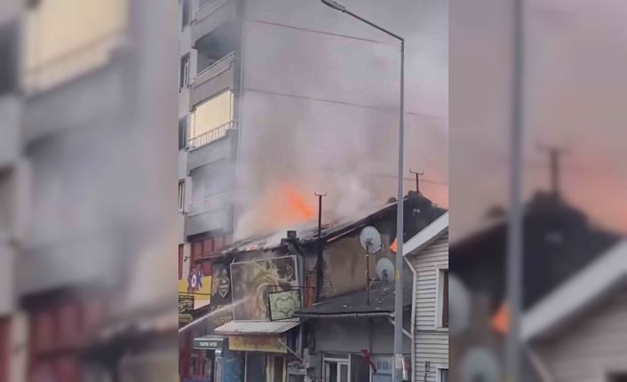 Bursa’da tek katlı dükkan alev alev yandı