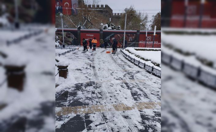 Büyükşehir ekiplerinden kaldırım ve parklarda yoğun mesai