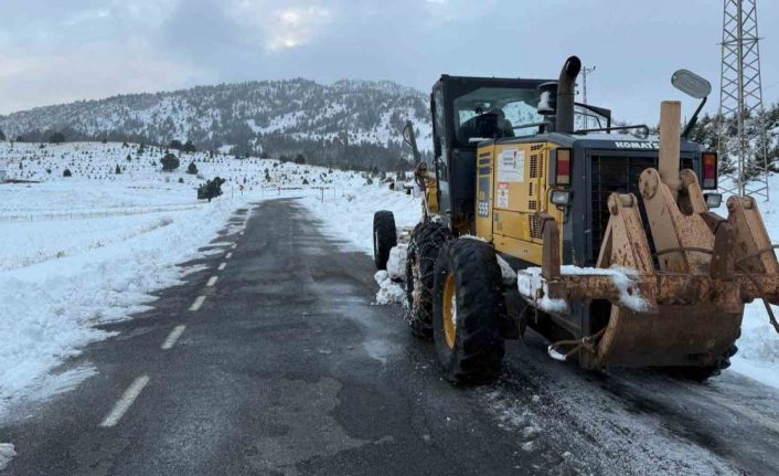 Büyükşehir, kar yağışı sonrası 203 mahalle yolunu açtı