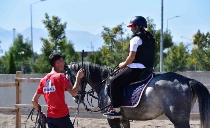 Büyükşehir’in binicilik eğitimleri özel derslerle devam ediyor