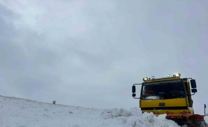 Büyükşehir’in kırsalda karla mücadelesi etkin şekilde sürüyor