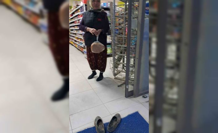 Çamurlu ayakkabılarını çıkarıp markete girdi