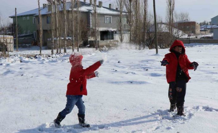 Çocuklar karın keyfini kartopu oynayarak çıkardı