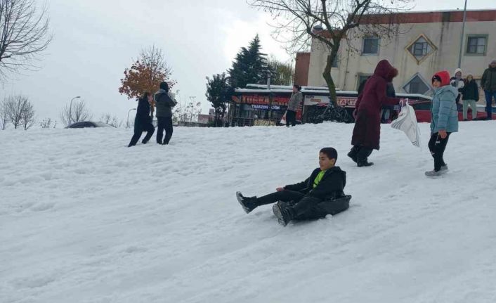 Çocuklar poşetlerle kayarak karın keyfini çıkarttı