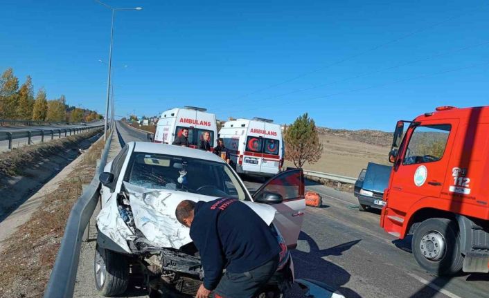 Çorum’da iki otomobil çarpıştı: 3 yaralı