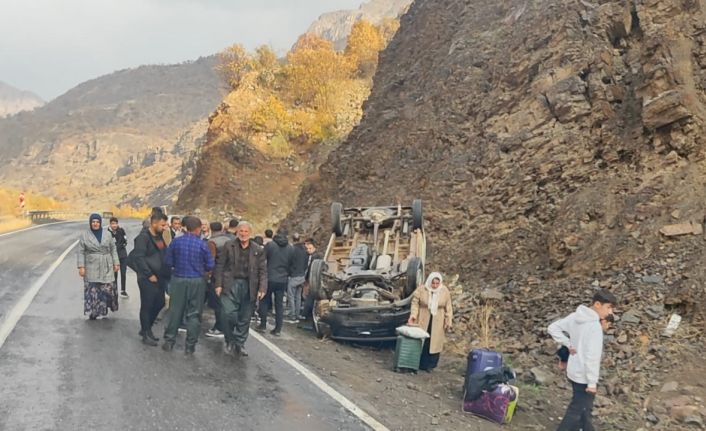 Çukurca’da minibüs takla attı: 11 yaralı