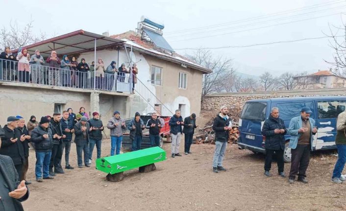 Denizli’de boş arazide bulunan yaşlı kadının kemikleri toprağa verildi