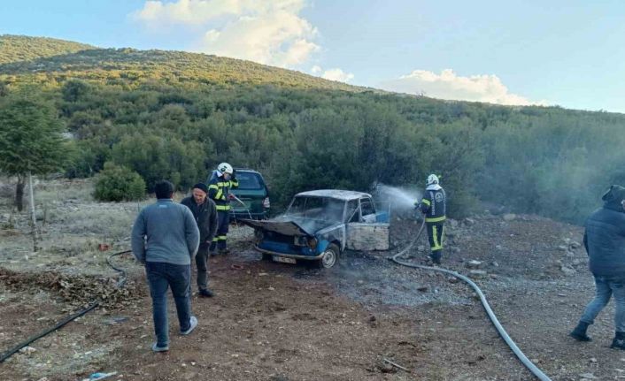 Denizli’de seyir halindeki araç alev alev yandı