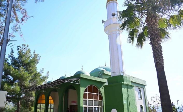 Depremde hasar alan cami yeniden ibadete açıldı