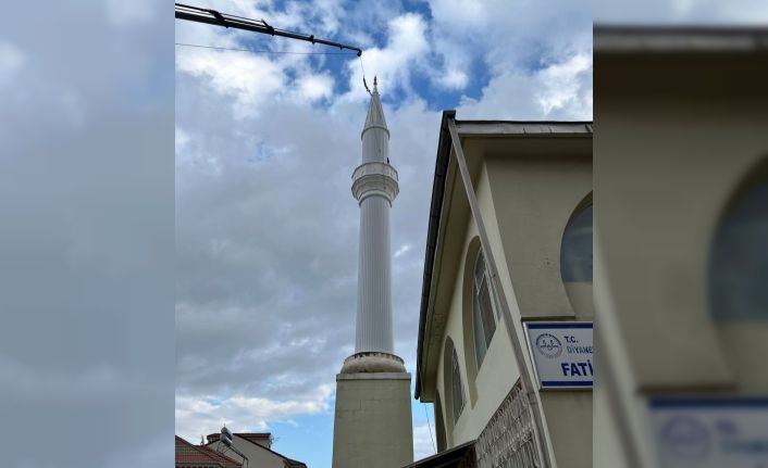 Depremde yıkılan cami minareleri yeniden inşa edildi