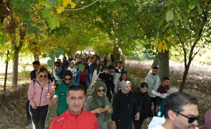 Depremzede öğretmenler doğa yürüyüşünde bir araya geldi