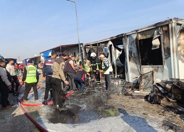 Depremzedeleri korkutan yangın, konteynerler alevlere teslim oldu