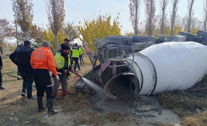 Devrilen beton mikseri içindeki beton boşaltılarak kaldırıldı