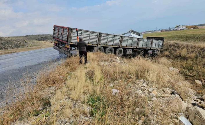 Direksiyon hakimiyeti kaybedilen tır yoldan çıktı