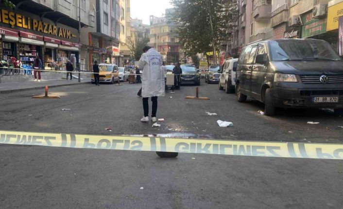 Diyarbakır’da 3 kişiyi bıçaklayan saldırgan polis tarafından etkisiz hale getirildi