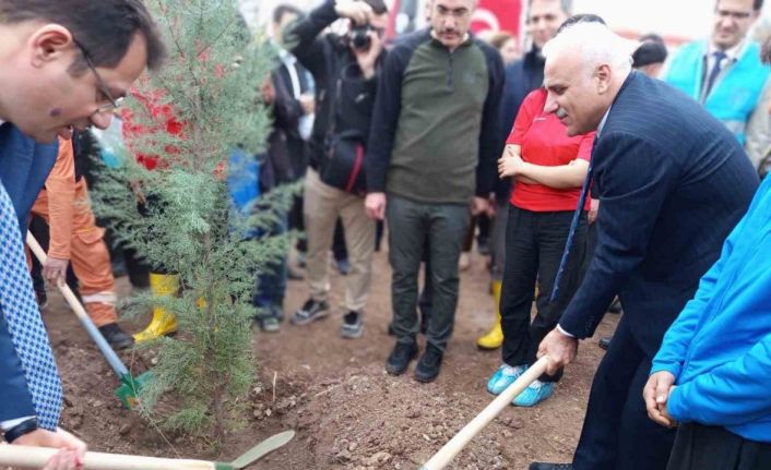 Diyarbakır’da fidanlar toprakla buluştu