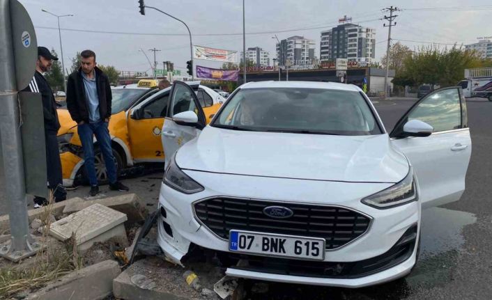 Diyarbakır’da iki otomobil çarpıştı: 1 yaralı