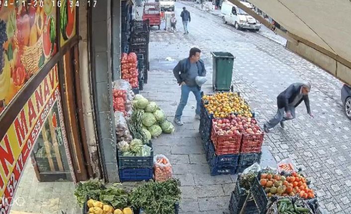 Diyarbakır’da kaldırımda yürüyen adamın kalp krizi geçirme anı kameraya yansıdı