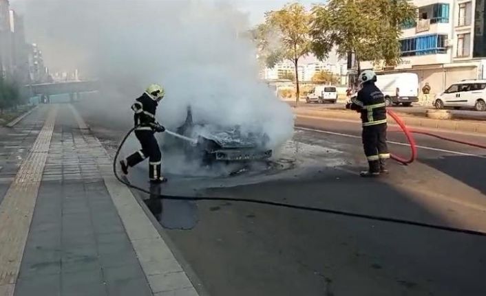 Diyarbakır’da seyir halinde otomobil yandı