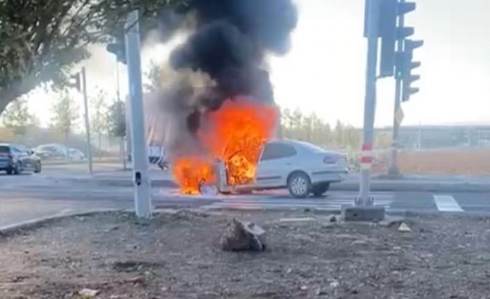 Diyarbakır’da seyir halindeki otomobil alev topuna döndü