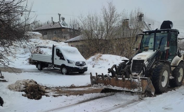 Doğanşehir’de karla mücadele çalışmaları devam ediyor