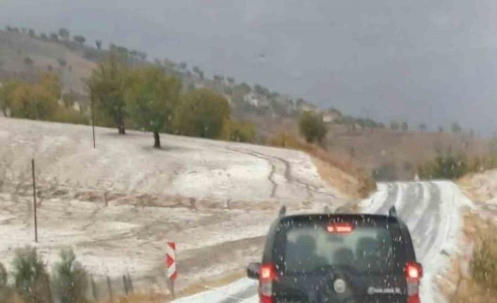 Dolu yağışı yolu beyaza bürüdü