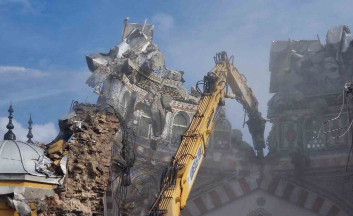 Domaniç’te Sultan Alaaddin Camii yıkıldı, minare koruma altına alındı