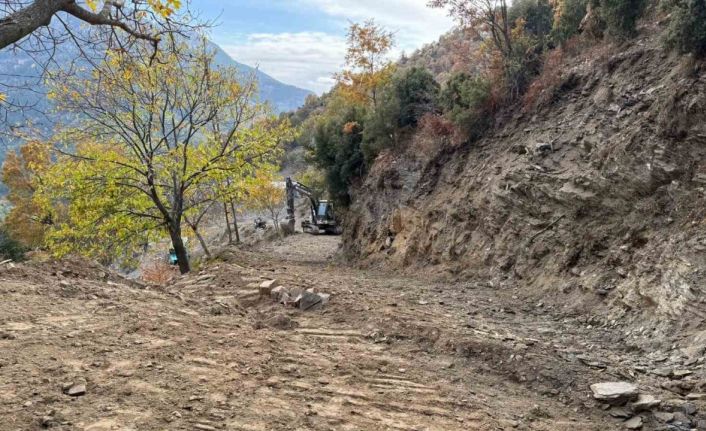 Efeler Belediyesi ekipleri Konuklu Mahallesi’nin yollarını düzenledi