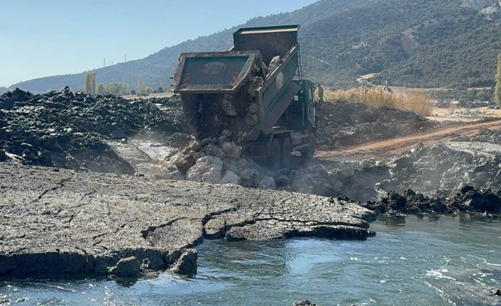 Eğirdir Gölü’nde oluşan düdenler iş makineleriyle kapatılıyor