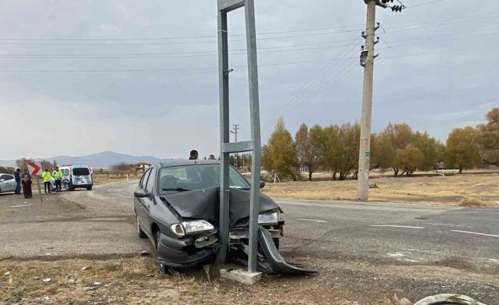 Ehliyetsiz sürücünün kullandığı otomobil direğe çarptı: 4 yaralı