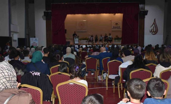 Elazığ’da ‘Güler misin Ağlar mısın’ adlı tiyatro büyük beğeni topladı