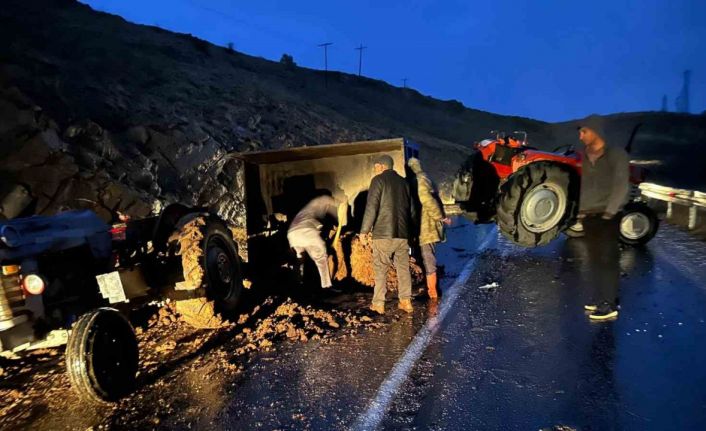 Elazığ’da hayvan gübresi yüklü traktör devrildi