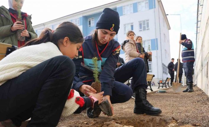 Elazığ’da jandarmadan Çocuk Hakları Gününde örnek davranış