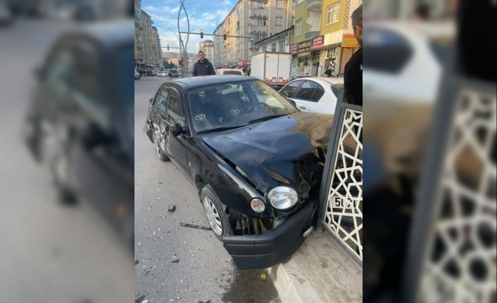 Elazığ’da kamyon ile otomobil çarpıştı