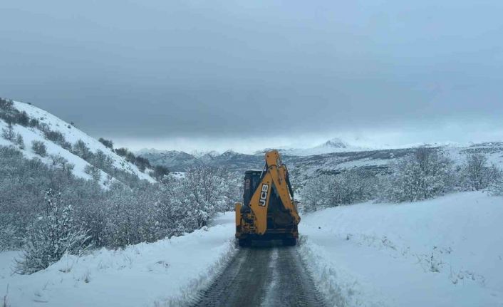 Elazığ’da kapalı yolların açılması için çalışmalar devam ediyor