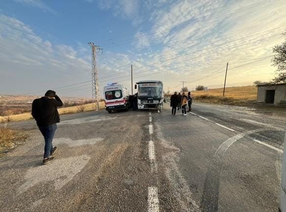 Elazığ’da otobüs ile kamyonet çarpıştı: 4 yaralı