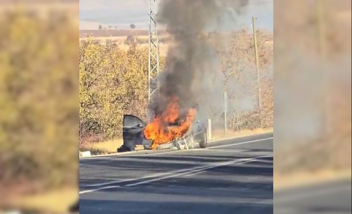 Elazığ’da otomobil alev alev yandı